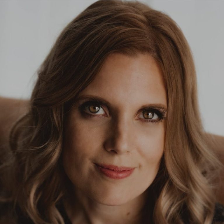 Innergy Balance Therapy in Den Haag biedt begeleiding voor vrouwen met een onvervulde kinderwens zodat vrouwen hun rust, balans en zelfvertrouwen weer terugvinden Portret van een Inge met golvend haar, kijkend naar in de camera.